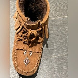 Manitobah mukluks lined brand new size 9
